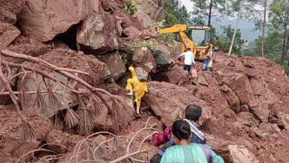 ददाहू सड़क बंद होने से पैदल जाते लोग।