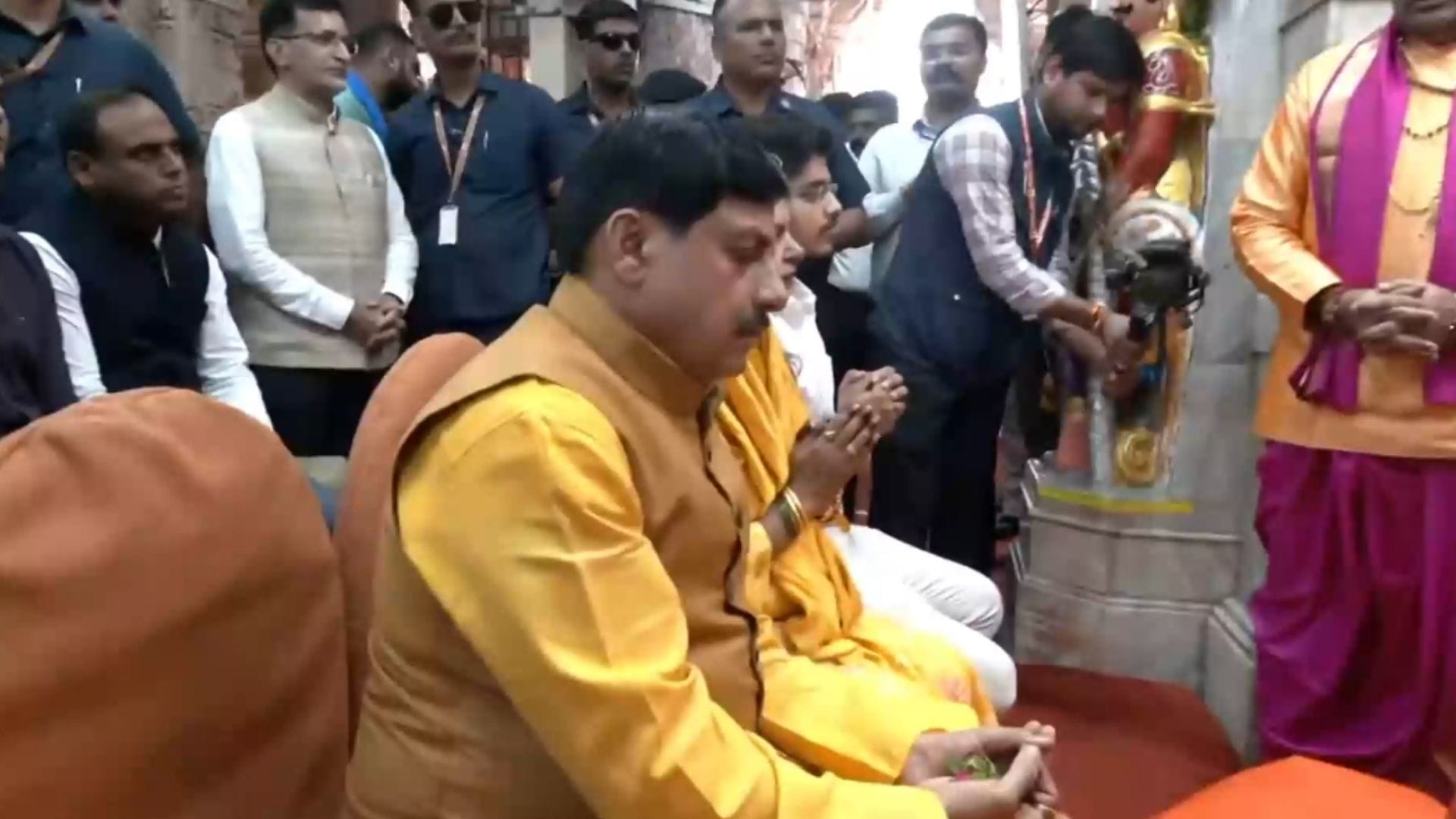 द्वारका में पूजा-अर्चना करते हुए सीएम डॉ मोहन यादव