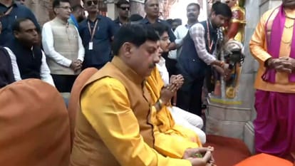 द्वारका में पूजा-अर्चना करते हुए सीएम डॉ मोहन यादव