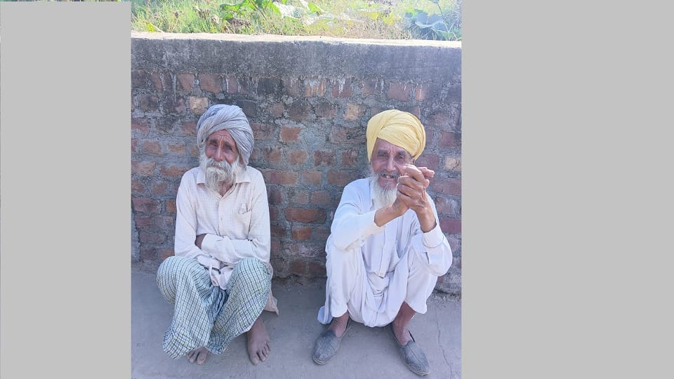 The struggle of the elderly who climbed a tower in Pathankot continues
