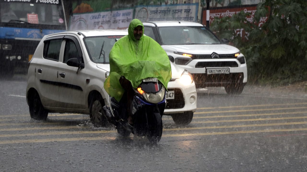 Uttarakhand Weather Update Yellow Alert for Rain in 9 Districts, Over 150 Roads Remain Closed read All Updates