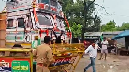 वीडियो से निकाली गई तस्वीर।