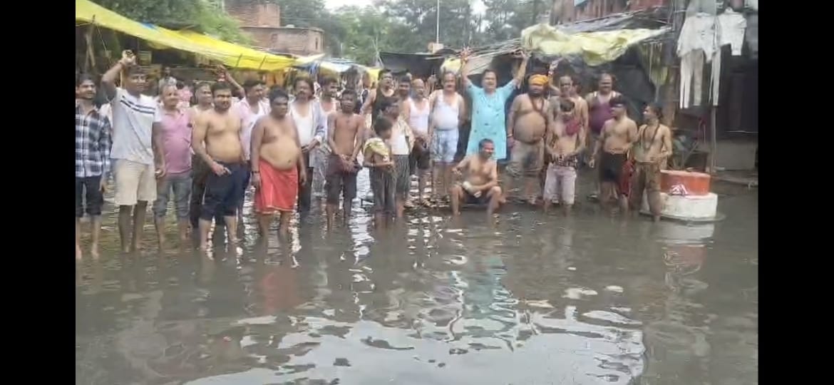 Traders Stage Protest Over Waterlogging at Kidwai Nagar 40 Dukan Chauraha, Demand Drain Repair