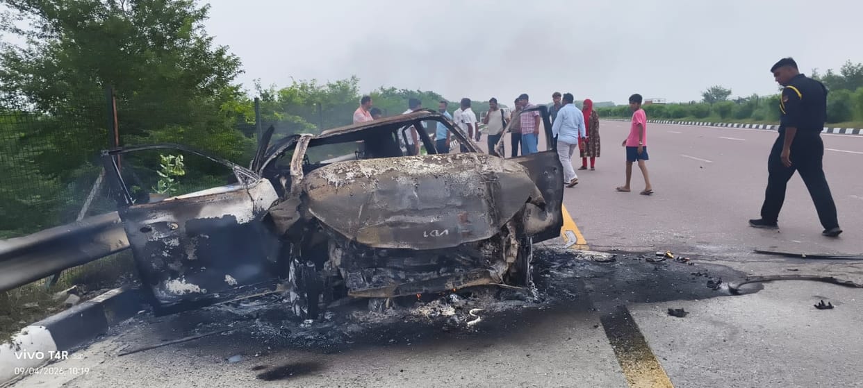 Car Catches Fire After Collision on Agra-Lucknow Expressway, Brother Dies, Sister Critical