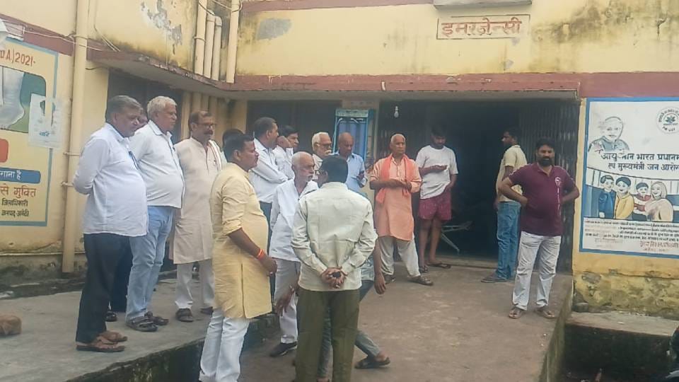 अस्पताल में मौजूद परिजन व अन्य।