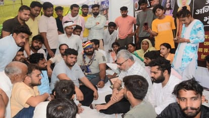 भूख हड़ताल पर बैठे रवि गौतम और समर्थक।