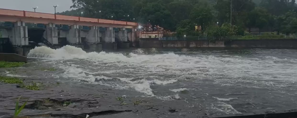 Bhadbhada gate opened: Bada Talab overflows; Bhopal sees spells of rain since morning, water release began at