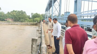 पटना के डीएम और एसएसपी गंगा की स्थिति का जायजा लेते हुए।