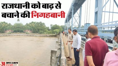 पटना के डीएम और एसएसपी गंगा की स्थिति का जायजा लेते हुए।
