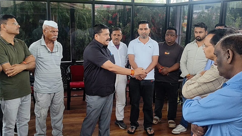 चंपावत सीडीओ भवन परिसर में जनप्रतिनिधियों के साथ कार्रवाई की मांग करते विधायक लोहाघाट खुशाल सिंह अ