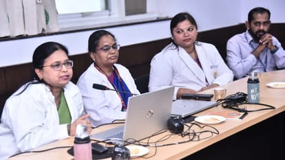 हैदराबाद स्थित ईएसआईसी मेडिकल कॉलेज मैं उपलब्ध चिकित्सा सुविधाओं की जानकारी देती प्रिंसिपल डॉ. एस सी