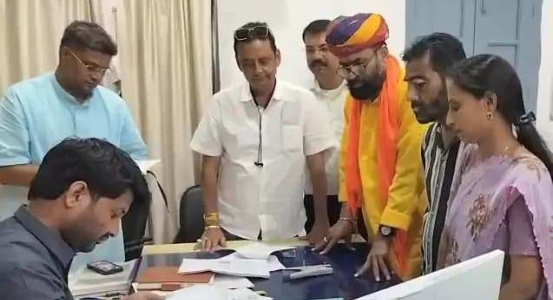 फार्म वापस लेती कांग्रेस प्रत्याशी रेखा कंसारा।