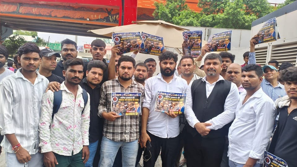 गाजियाबाद अस्पताल में समर्थकों का धरना