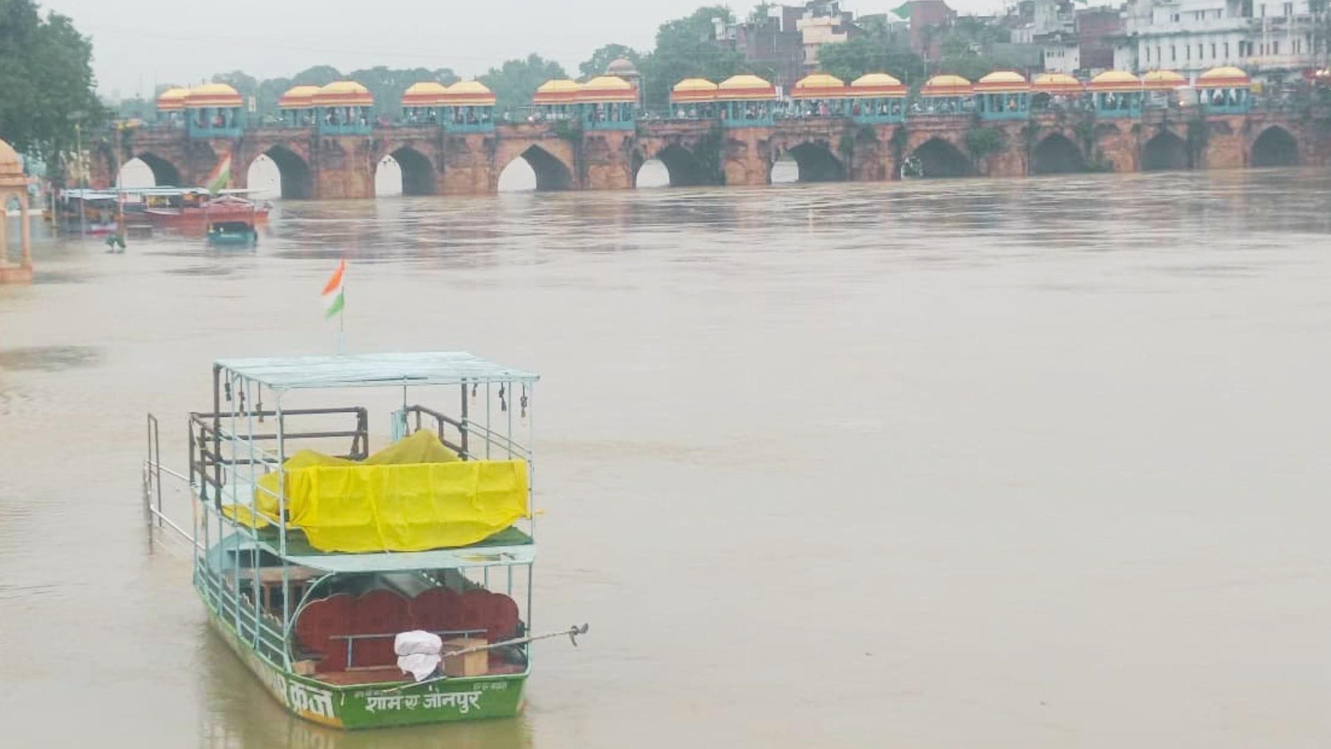 गोमती नदी का बढ़ा जलस्तर।