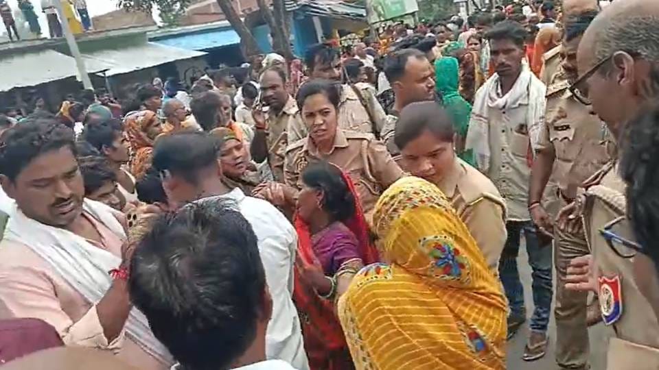 हंगामा करते लोग, समझाती पुलिस