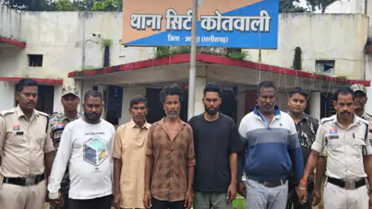 Jashpur police crack down on cattle smugglers, rescue 8 cattle in Operation Shankhnaad; 6 accused arrested
