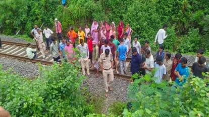 घटना स्थल पर शव के पास पुलिस व स्थानीय लोग मौजूद