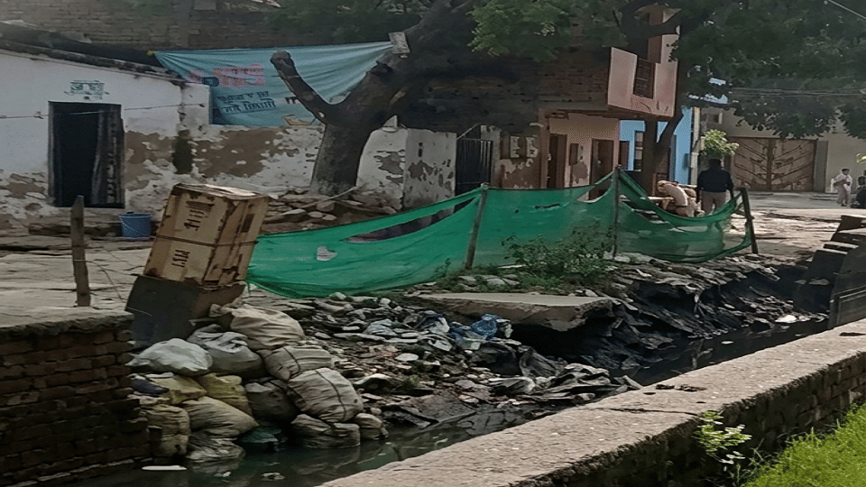 जगदीशपुरा में ढही नाले की दीवार, हादसे की आशंका।