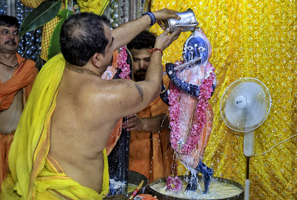 Janmashtami in Jaipur: Devotees Throng Govind Dev Ji Temple, 1.5-Km Queue Forms for Darshan