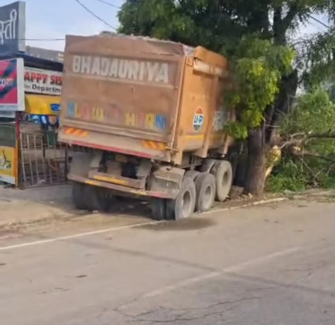 Uncontrolled Dumper Crashes Into Restaurant and Flour Mill in Kalyanpur, Kanpur
