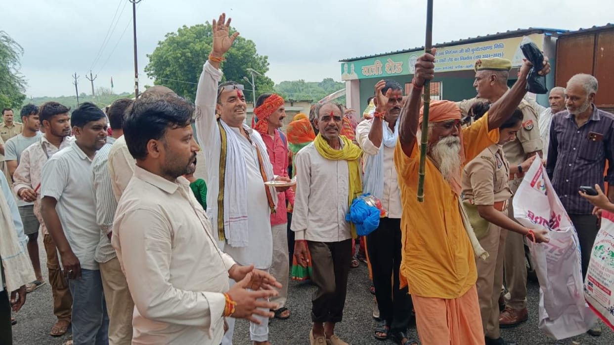 Jhansi: A group of 24 devotees has set out on foot for Chitrakoot Dham to seek the blessings of Lord Kamadgiri