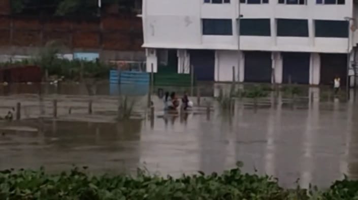 Kanpur bridge submerged due to rising water levels in the Pandu River yet people are crossing at great risk