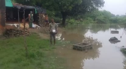 बरनाव गांव में रिंद नदी की बाढ़, घरों तक पहुंचा पानी