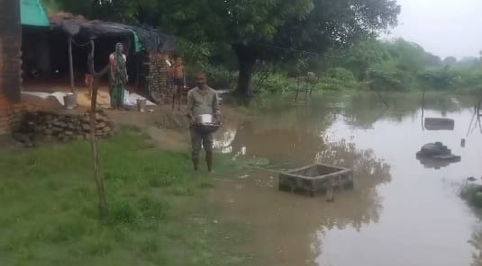 Kanpur Water level of Rind River rises water reaches homes in Barnav village 50 bigha of sesame crop submerged