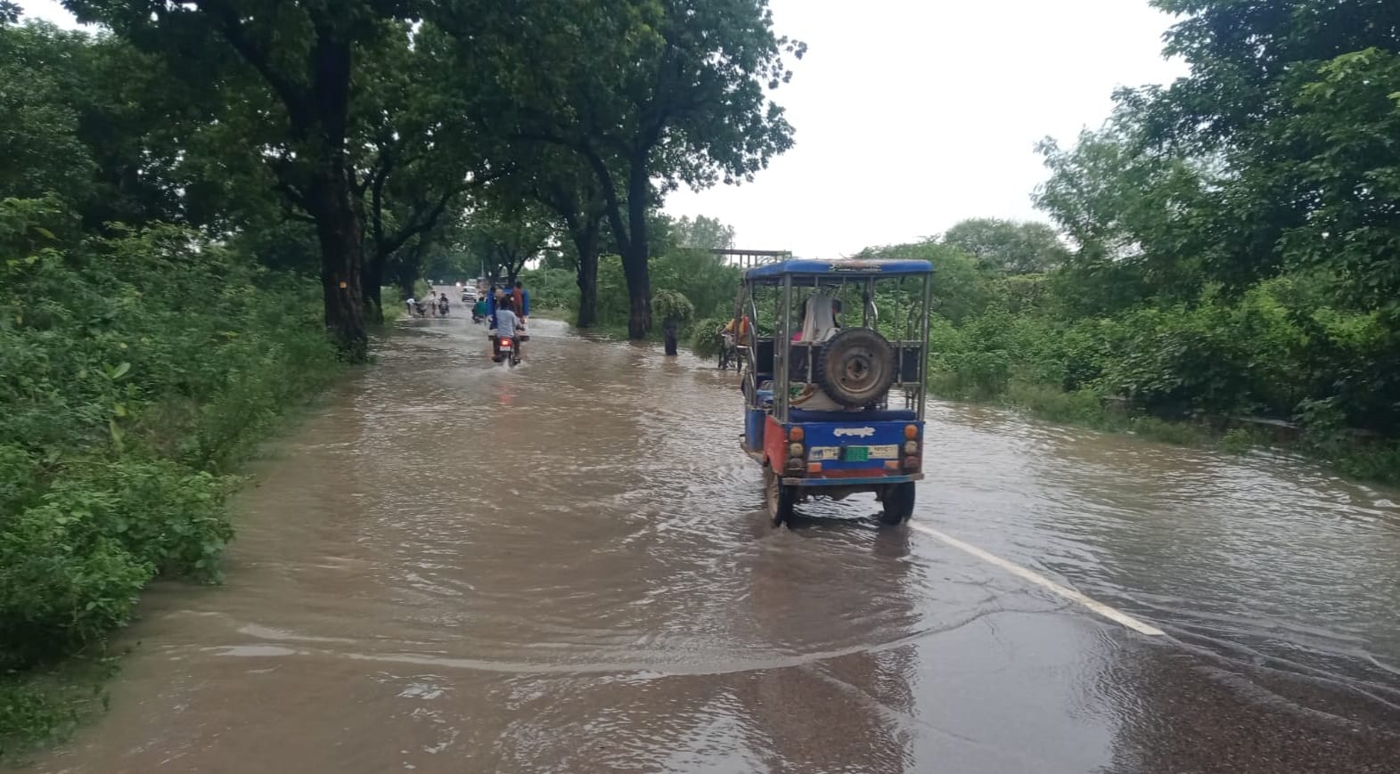 भुसासी गांव में नाला उफनाने से मुख्य रास्ता बंद