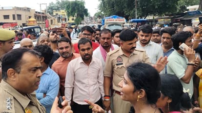 आक्रोशित परिजनों को समझाती पुलिस