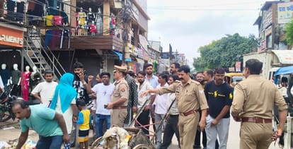 व्यापारियों को समझाती पुलिस