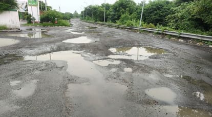 आगरा-लखनऊ एक्सप्रेसवे पर गहरे गड्ढे