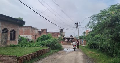 सड़क से महज आठ फीट की ऊंचाई पर झूल रही एलटी लाइन