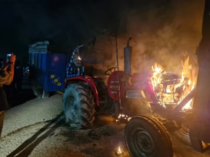 कीड़ियां गंडियाल में आग के हवाले की ट्रैक्टर-ट्राली।