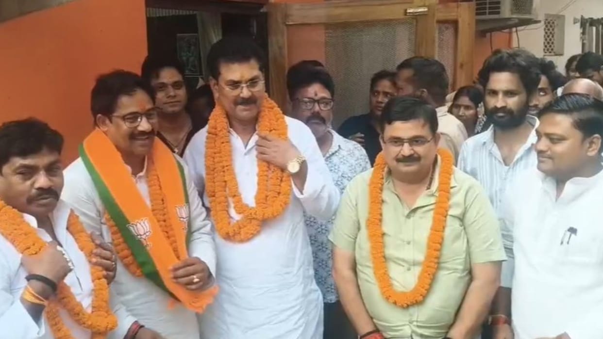 Sanitation worker son becomes General Secretary of Kashi region BJP workers welcome amidst beating drums