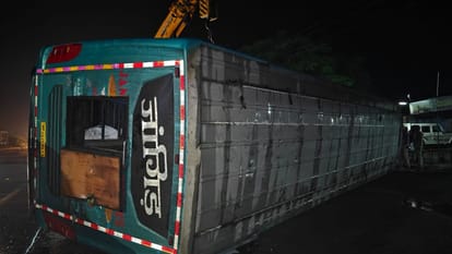 महू-नीमच फोरलेन पर पलटी बस