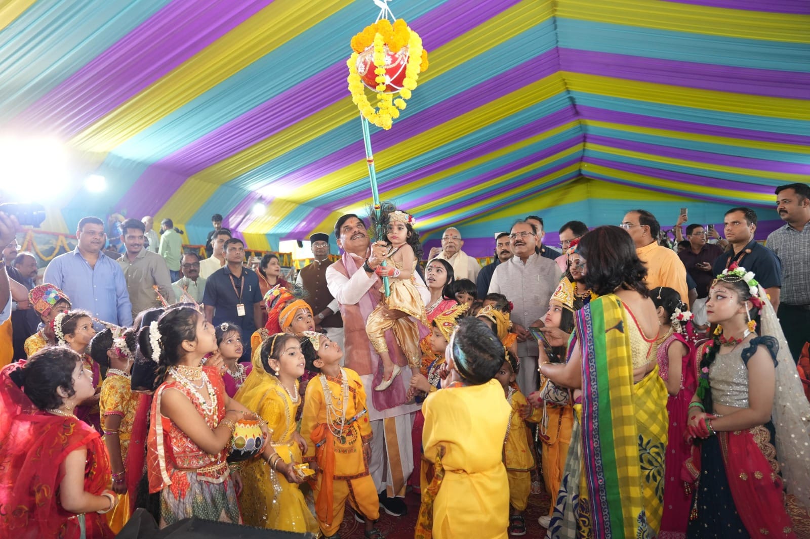 मुख्यमंत्री आवास में जन्माष्टमी पर सीएम ने फोड़ी मटकी