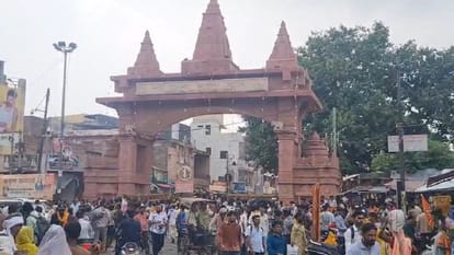 मथुरा में श्रीकृष्ण जन्मभूमि पर उमड़ी श्रद्धालुओं की भीड़।