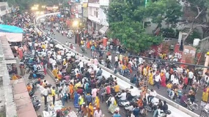 मथुरा में श्रद्धालुओं की भीड़।