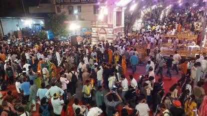 मथुरा श्रीकृष्ण जन्मभूमि पर श्रद्धालुओं की भीड़।