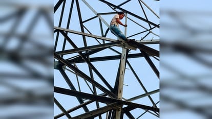 मऊआइमा में टावर पर चढ़ा युवक।