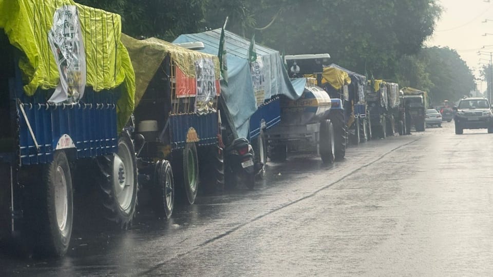 Farmers Stand Firm at Protest Site in Mohali Despite Rain