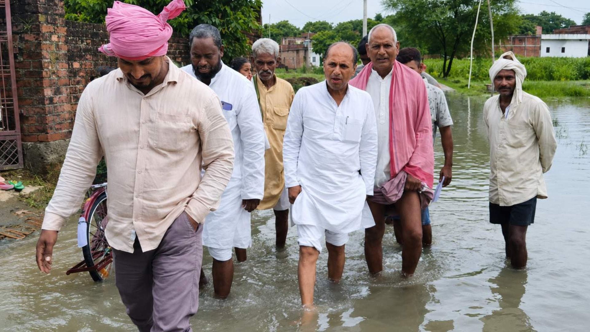 नियामताबाद क्षेत्र में बाढ़ प्रभावित क्षेत्र का भ्रमण करते पूर्व प्रमुख बाबूलाल यादव।