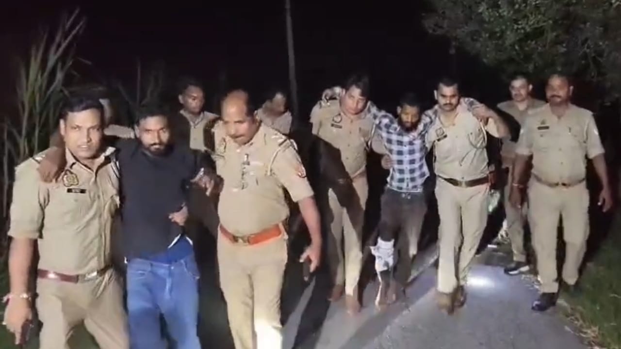 घायल आरोपी को लेकर जाते पुलिसकर्मी
