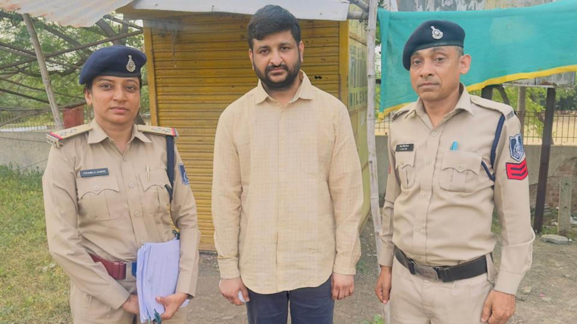 पुलिसकर्मी के साथ आरोपी