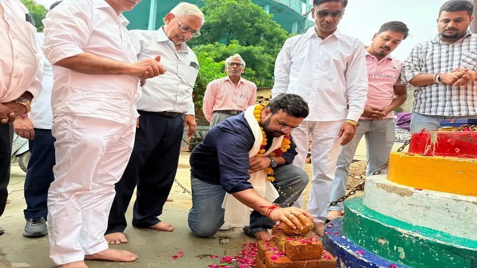 पिता की सांसद निधि से बनेगी सड़क, बेटे ने किया शिलान्यास।