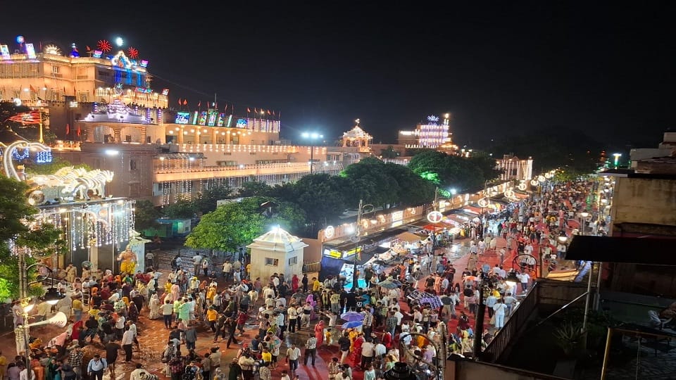 mathura Janmashtami 2026 huge crowd of devotees surges in Mathura on Shri Krishna Janmashtami
