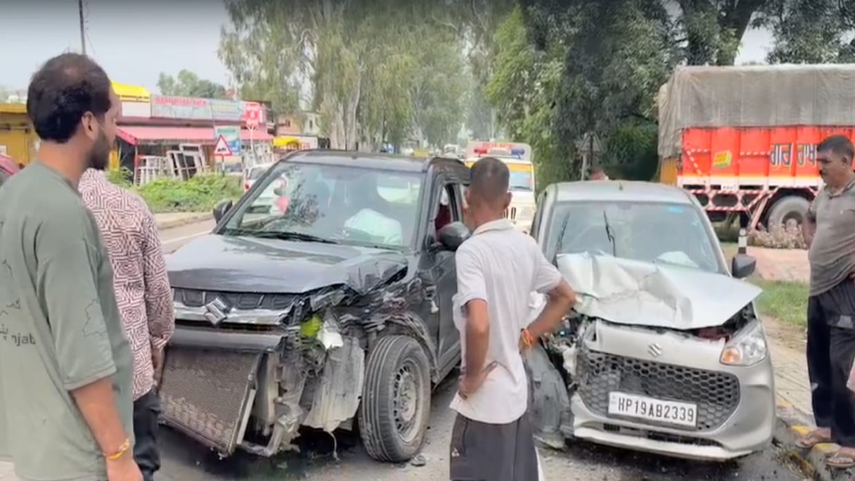 Road accident: Head-on collision between two cars; elderly man dies, three injured.