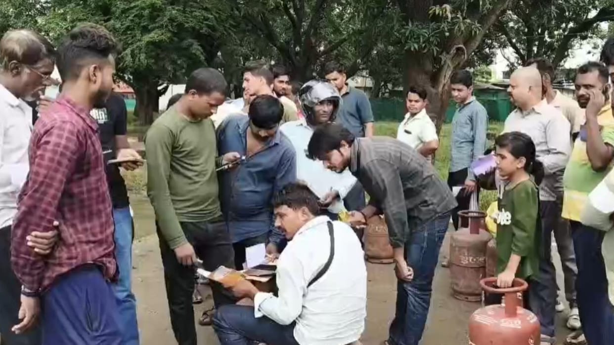 Sonbhadra No home delivery want cylinder come to warehouse Consumers frustrated by response queues forming