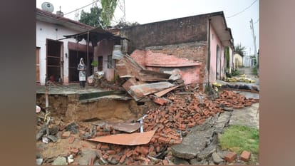 शुकतीर्थ में जमींदोज हुआ मकान।